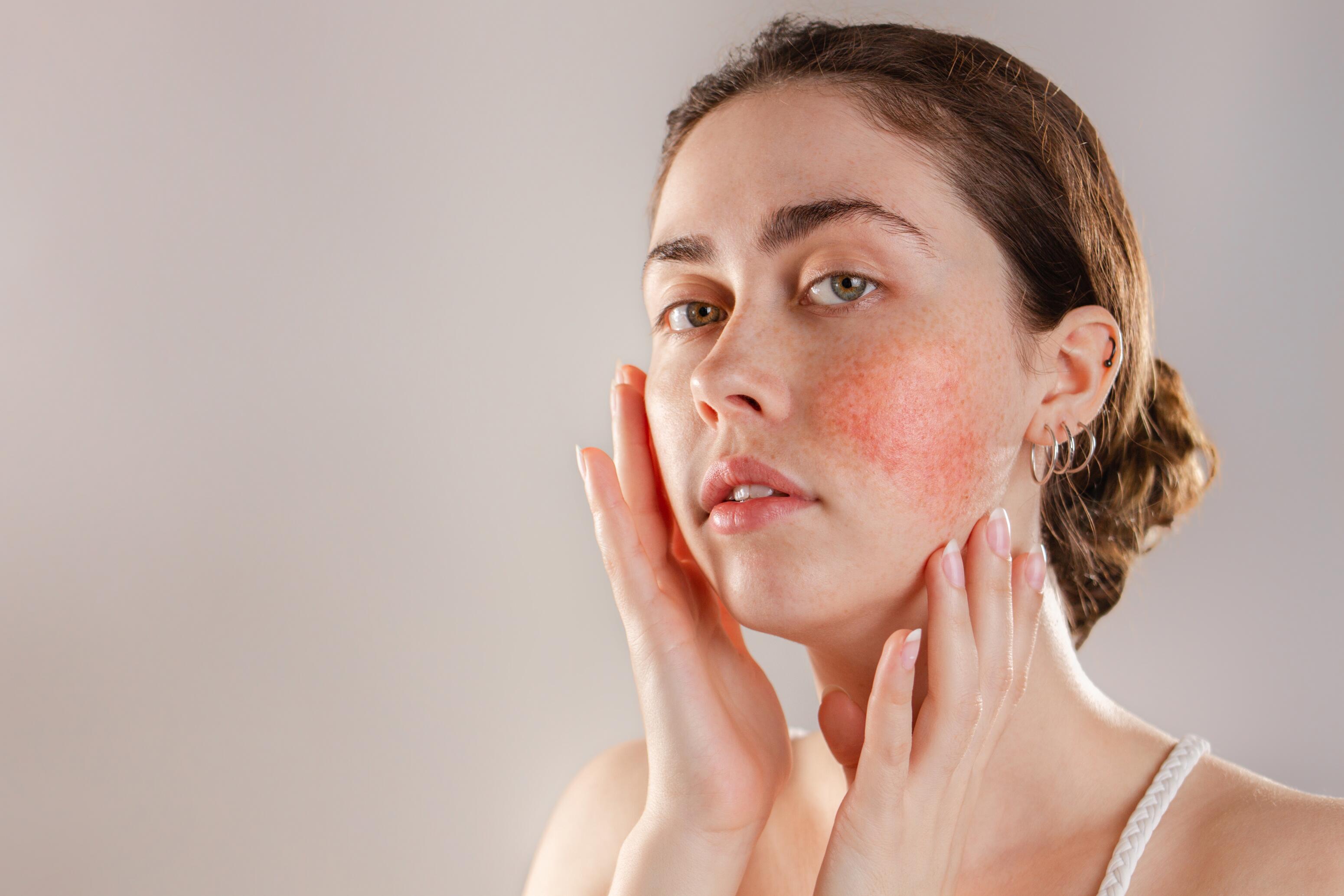 AD_FRAGILE SKIN_FACE-HAND-WOMAN_2022